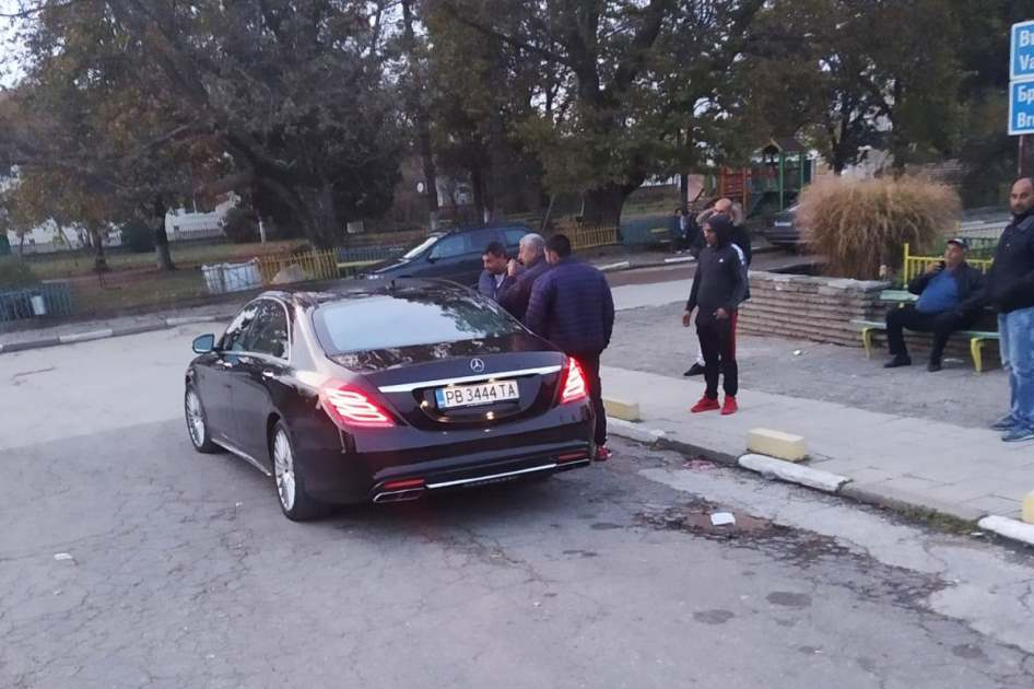 В пловдивското село Борец извозват роми да гласуват и раздават пакети на хората СНИМКИ