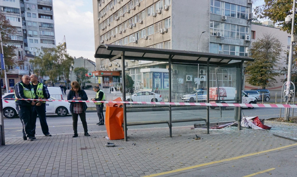 СНИМКИ от ужасното меле във Варна, където келеш прегази трима души на спирка