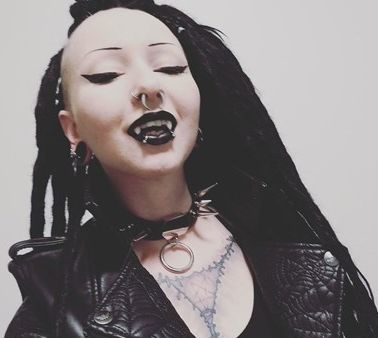 Финладка се превърна във вампир срещу 500 евро СНИМКИ 18+