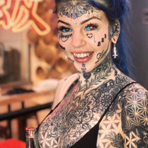 Татуирана секс бомба нашари и очите си, но после стана страшно СНИМКИ 18+