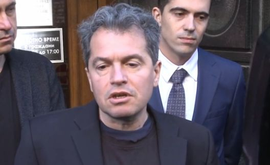 Сценарист на Слави регистрира партията му в съда, увърта за Манолова