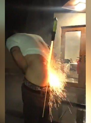 Откачалник си сложи фойерверк в задника, запалиха го и стана страшно ВИДЕО 18+