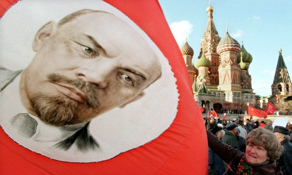 Русия развенчава мита за Ленин - и по телевизията, и в кината  