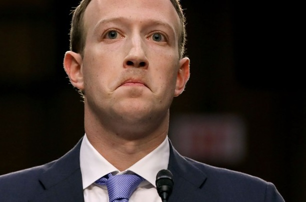 Уеб война: Шефът на Twitter се изгаври с новото лого на Facebook