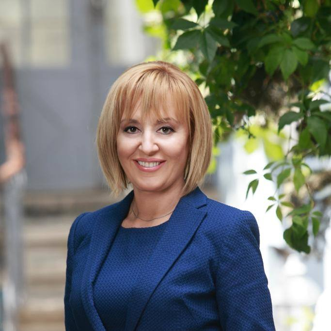 Манолова огласи за каква сума съди Борисов