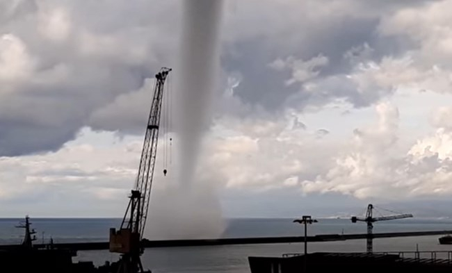 Зрелищно природно явление в Генуа ВИДЕО