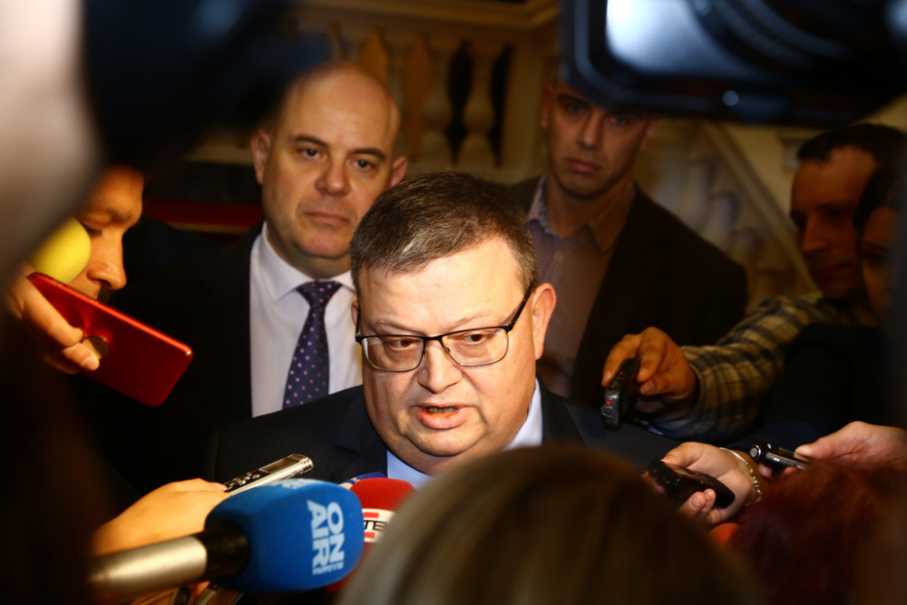 Цацаров се появи в парламента на изненадваща среща