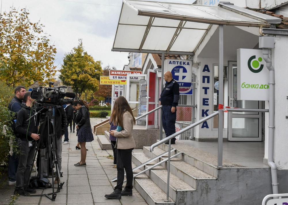 Първи СНИМКИ от обрания банков клон в София