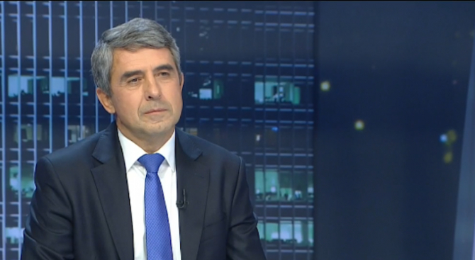 Плевнелиев показа червен картон на "Демократична България"