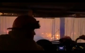 В Австралия е страшно: Ето как пожарникари шофират в горски пожар ВИДЕО