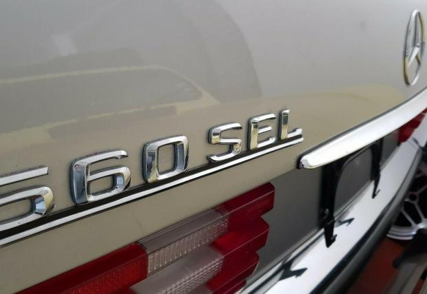 Продава се капсула на времето: Mercedes S-Class от 80-те с пробег от 46 км СНИМКИ