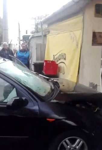 Почерпена блондинка влетя с колата си в магазин в Пловдив, а после стана още по-страшно ВИДЕО 