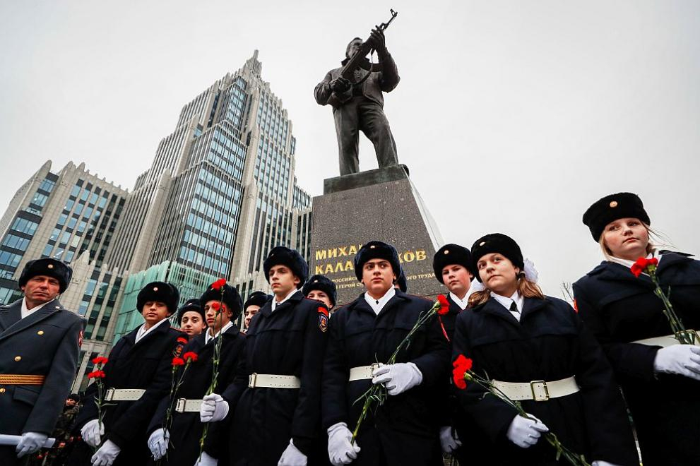 Русия чества 100 години от рождението на националния герой Калашников СНИМКИ