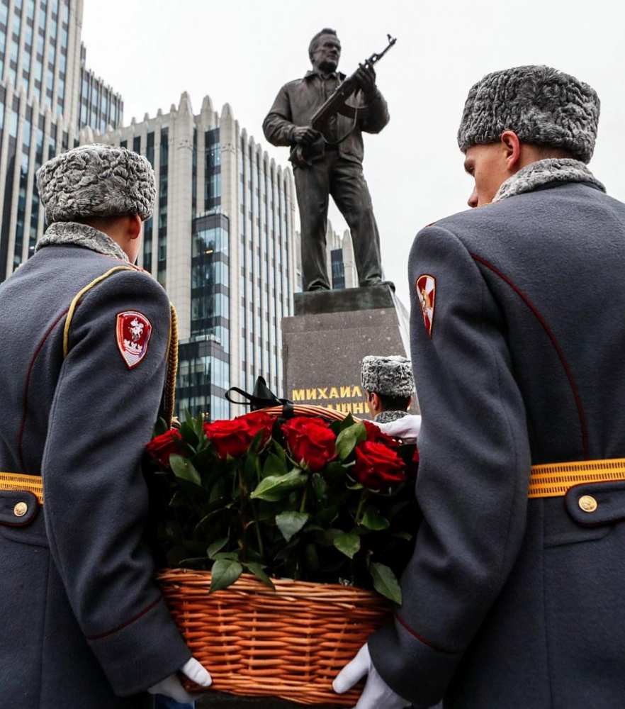 Русия чества 100 години от рождението на националния герой Калашников СНИМКИ