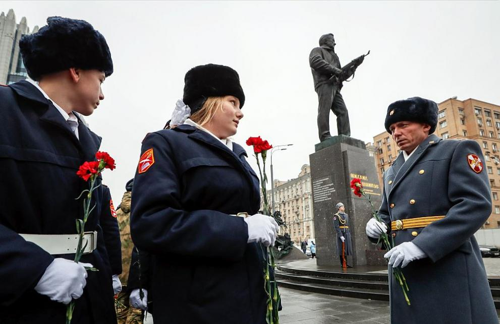 Русия чества 100 години от рождението на националния герой Калашников СНИМКИ