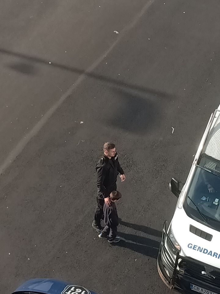 Само в БЛИЦ! Мрежата пламна заради това, което жандармеристи направиха с малко дете в София СНИМКИ