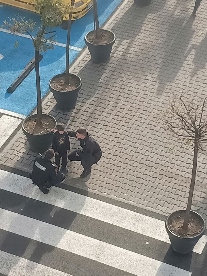 Само в БЛИЦ! Мрежата пламна заради това, което жандармеристи направиха с малко дете в София СНИМКИ