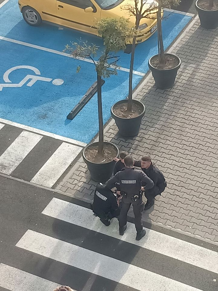 Само в БЛИЦ! Мрежата пламна заради това, което жандармеристи направиха с малко дете в София СНИМКИ