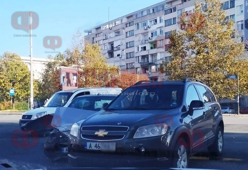 Ужас в Бургас! Мъж лежи на кръстовище след тежка катастрофа СНИМКИ