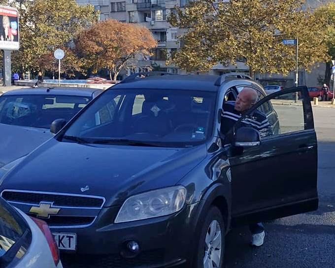 Голям туристически бос е предизвикал ужаса на бургаското кръстовище СНИМКИ