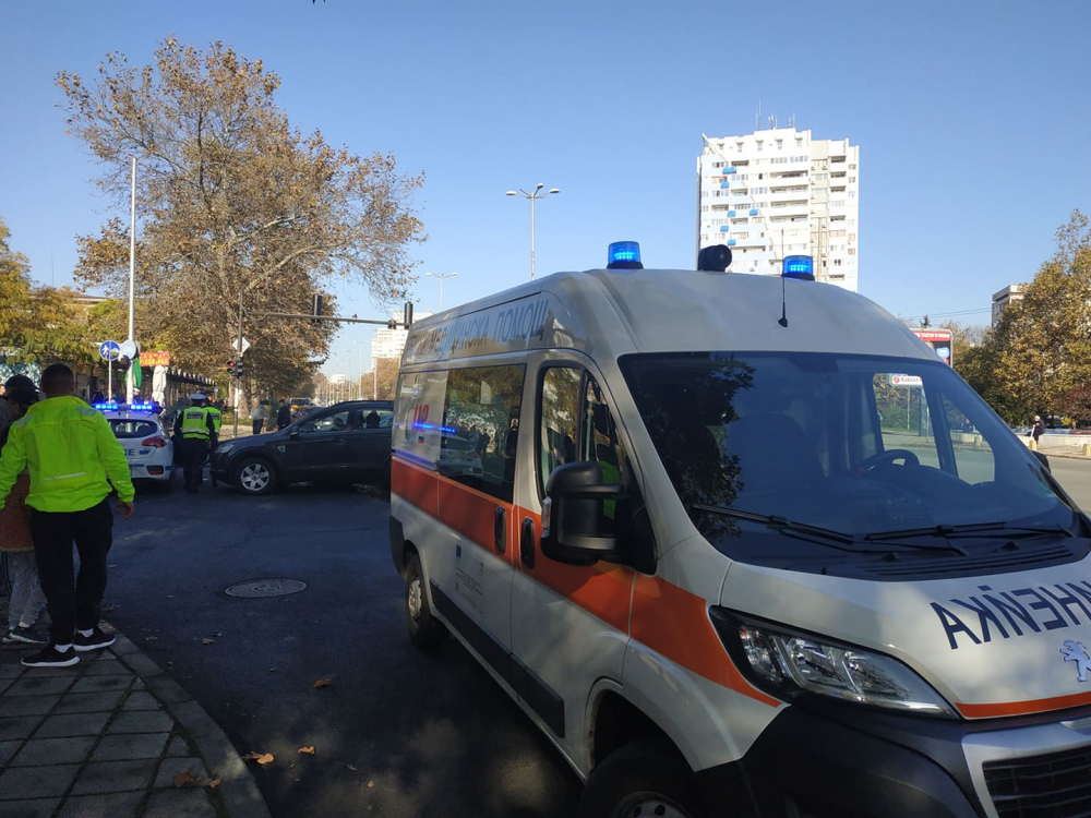 Голям туристически бос е предизвикал ужаса на бургаското кръстовище СНИМКИ