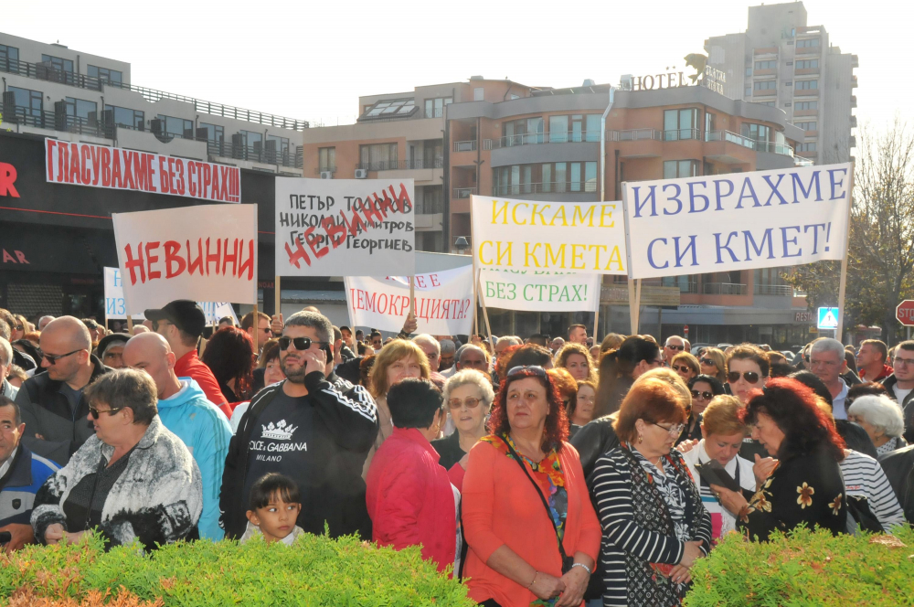 Николай Димитров се закле с белезници като кмет на Несебър СНИМКИ