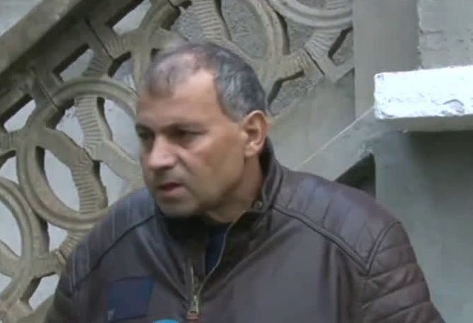 Екшън в Трънково: Измамен завърза със свински опашки цигани, лъгали го за ремонт на покрива ВИДЕО