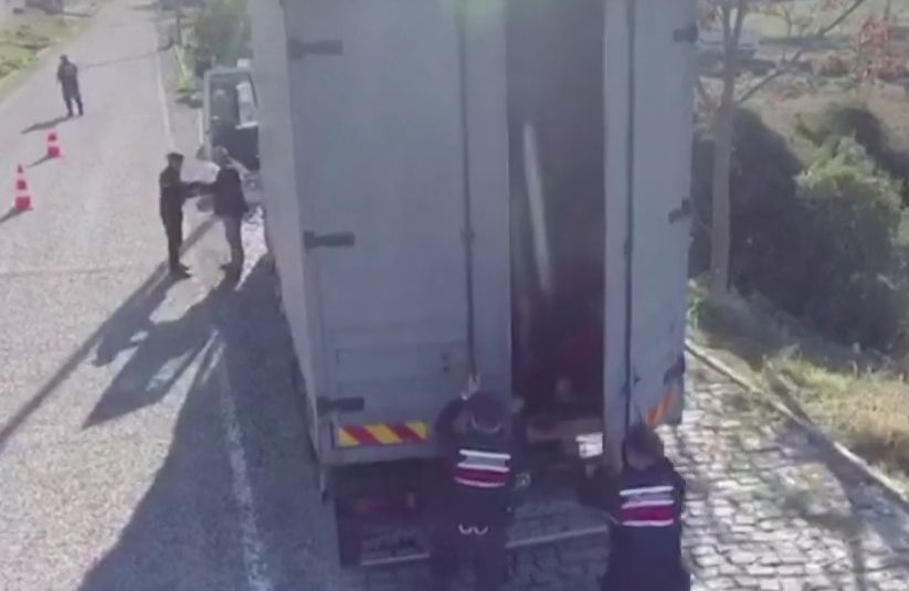 Жандармеристи спряха камион и онемяха от видяното вътре ВИДЕО