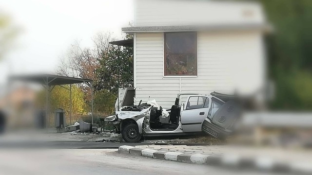 Първи СНИМКИ от инцидента с влак и кола до Асеновград