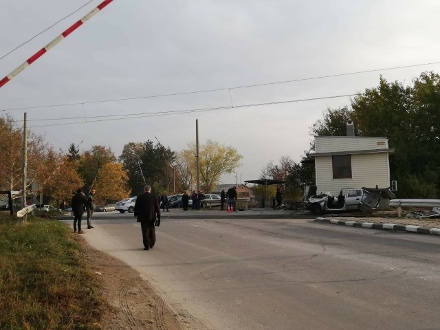 Първи СНИМКИ от инцидента с влак и кола до Асеновград