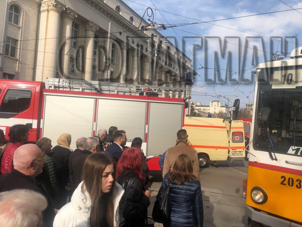 Още СНИМКИ и ВИДЕО от ужаса с трамвай пред Съдебната палата
