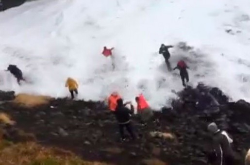 Туристи викат за помощ и крещят ужасени, но вълната ги отнесе ВИДЕО