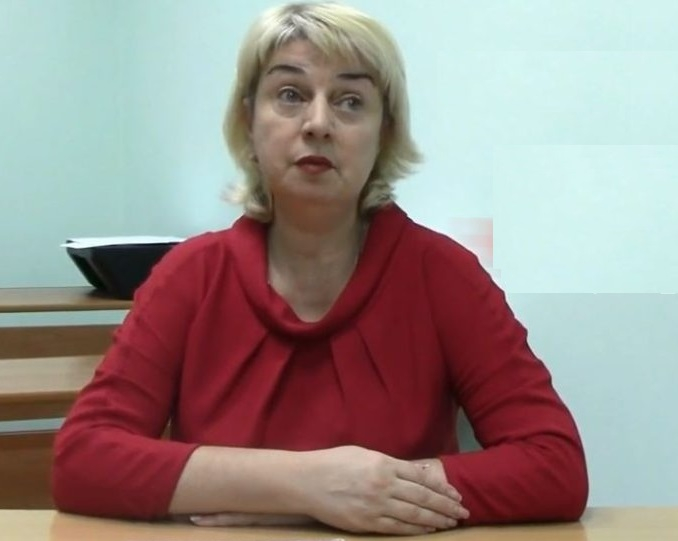 Смела учителка обезоръжи развилнял се мъж, тръгнал да коли дечица 