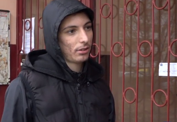 Пълен абсурд: Апашчета задигнаха телефон на младеж, после му купиха нов