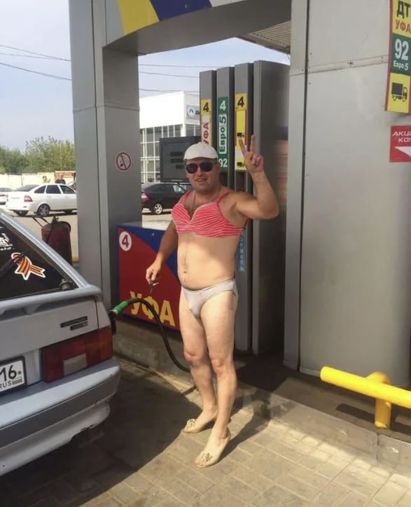 Руски шофьори тръгнаха по бански и токчета, за да... СНИМКИ 