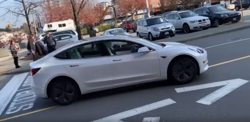 Tеslа Mоdеl 3 без шофьор излезе от паркинг и тръгна в насрещното ВИДЕО