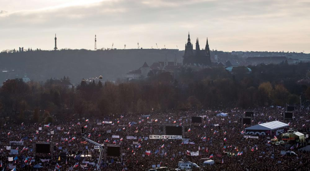 Невиждано: 200 000 протестиращи в Прага! Вдигнаха мерника на премиера СНИМКИ