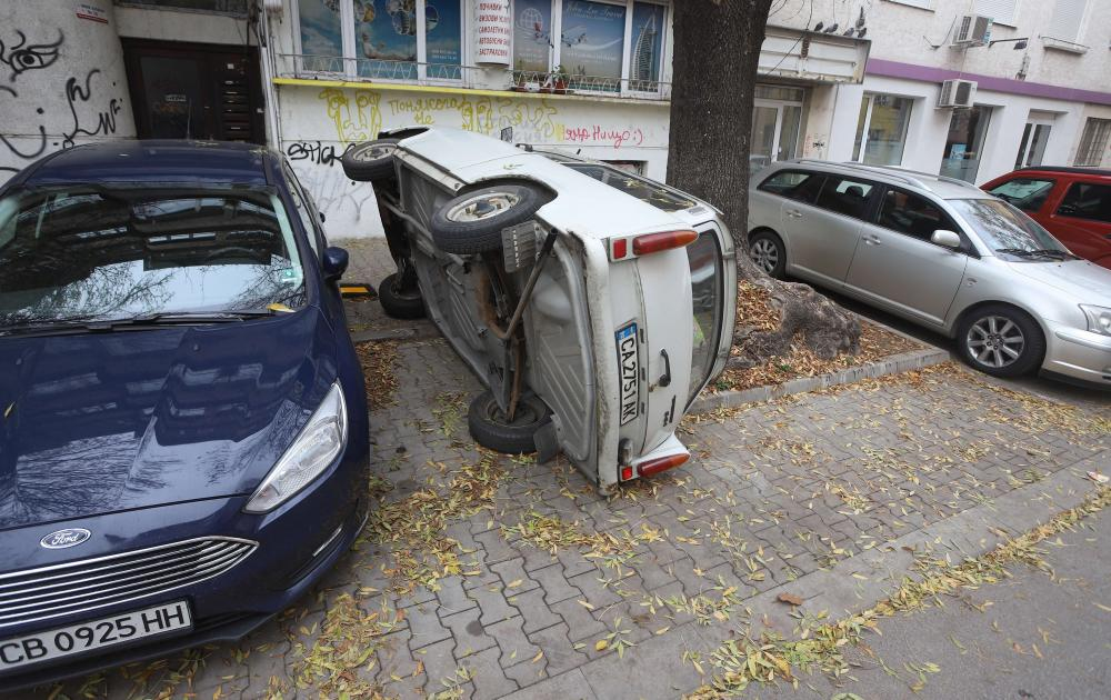 Невероятни разкрития за шофьора преобърнал трабант, за да паркира колата си в центъра на София СНИМКИ