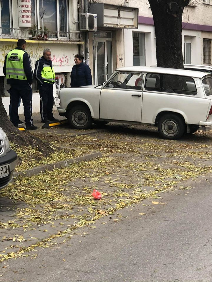 Невероятни разкрития за шофьора преобърнал трабант, за да паркира колата си в центъра на София СНИМКИ