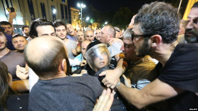 Революция в Тбилиси! Протестиращи блокираха всички входове на парламента ВИДЕО 