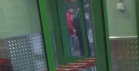 Касиер в магазин понаби крадец по уникален начин ВИДЕО