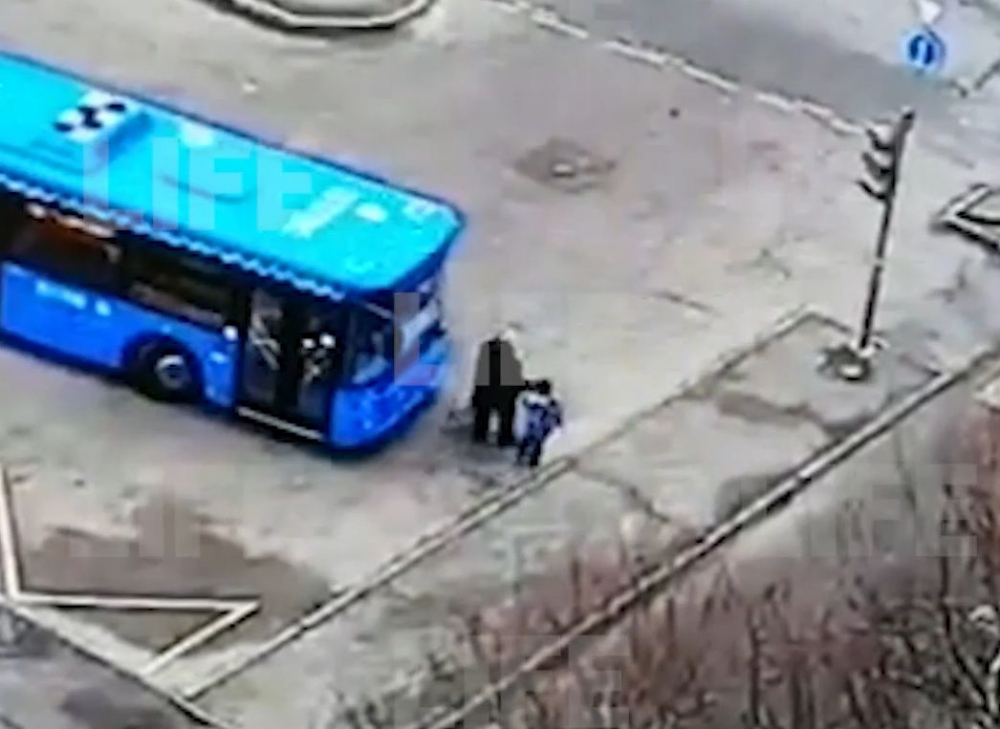 Фатален инцидент: Автобус сгази млада майка пред очите на детето й ВИДЕО