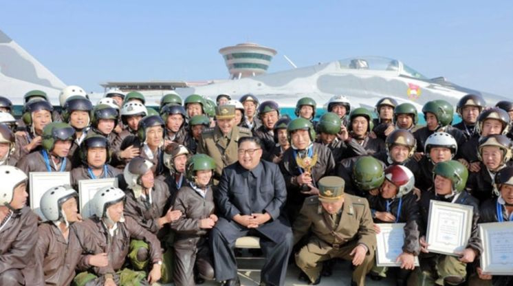 Ким Чен Ун оглави военните въздушни учения на КНДР СНИМКИ