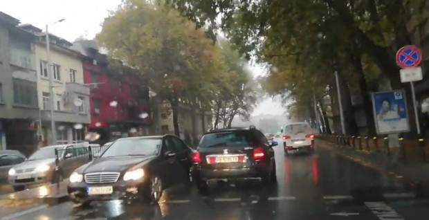 Простотията на този шофьор на черен Мерцедес вбеси пловдивчани 