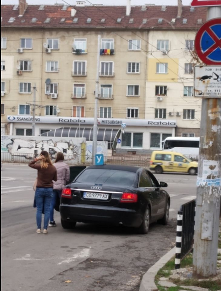Така столичен инструктор учи кандидат-шофьорки на правилата за движение СНИМКИ