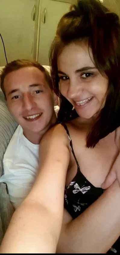 Младеж се хвърли под влака дни след самоубийството на гаджето си, а в ръката му откриха... СНИМКИ 