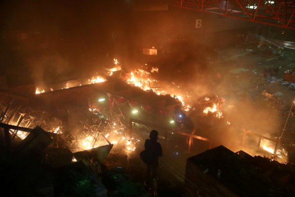 Хонконг гори, а полицията алармира: Няма изход! СНИМКИ