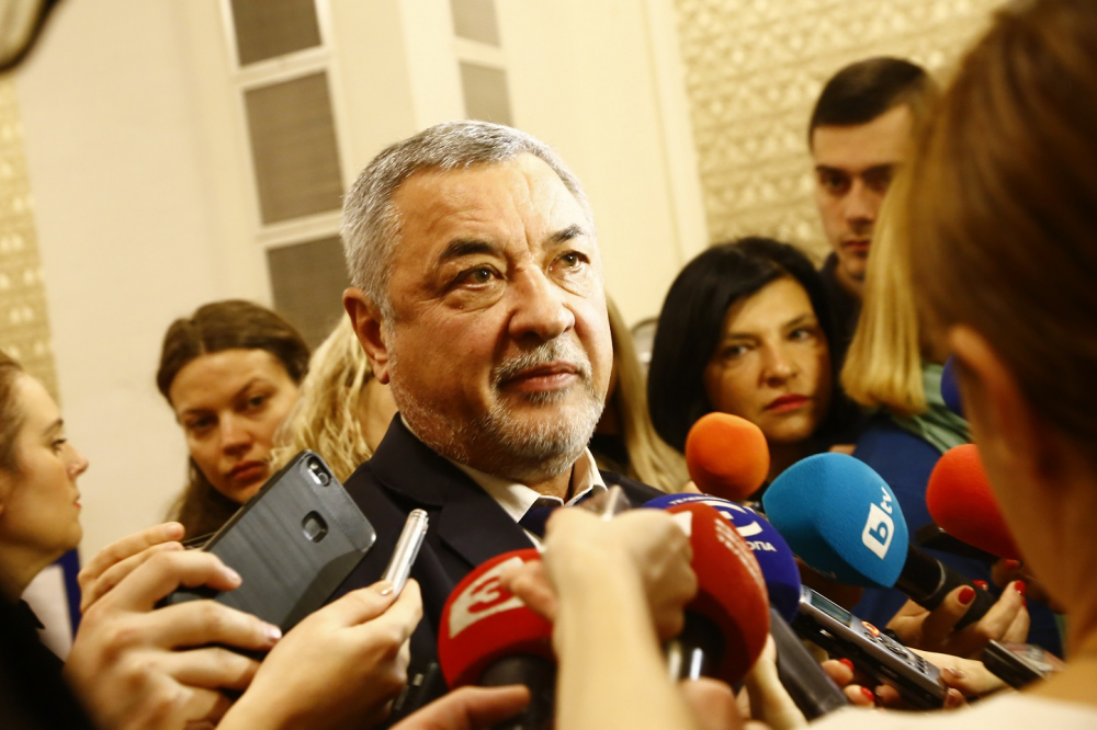 Извънредно! Валери Симеонов катастрофира в центъра на София СНИМКИ