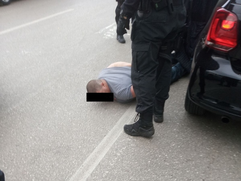 Екшън СНИМКИ Тръшнаха на земята крадец, замесен в обир за половин милион лева 
