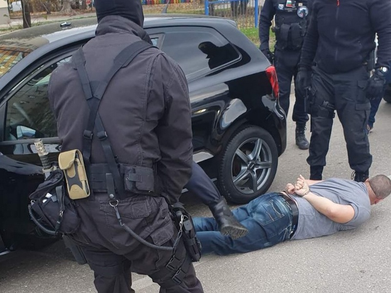 Екшън СНИМКИ Тръшнаха на земята крадец, замесен в обир за половин милион лева 